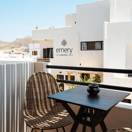 מלון דירות Emery 3*